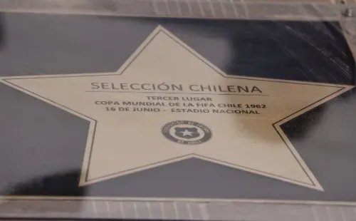 La estrella que a partir de hoy tendrá la selección chilena de 1962 en el Paseo de la Fama del fútbol chileno. | Foto: Agencia Uno
