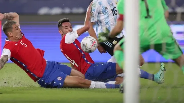 Mauricio Isla es el cuarto jugador con más partidos en la selección chilena en la historia: 136 desde 2007