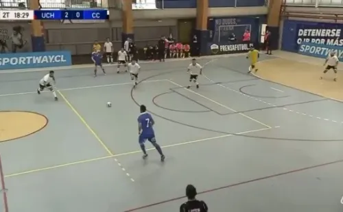 El momento en que Colo Colo queda con seis hombres defendiendo. Captura: Mega.cl