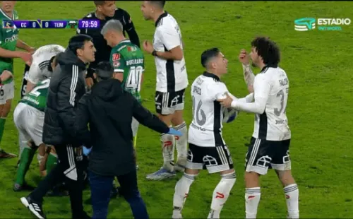 El cruce entre Gustavo Quinteros y Maximiliano Falcón en Colo Colo. Foto: TNT Sports