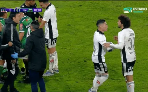 El cruce entre Gustavo Quinteros y Maximiliano Falcón en Colo Colo. Foto: TNT Sports