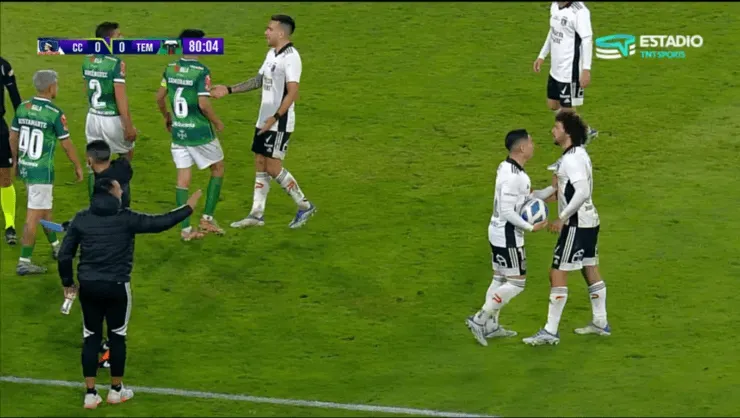 El cruce entre Gustavo Quinteros y Maximiliano Falcón en Colo Colo. Foto: TNT Sports