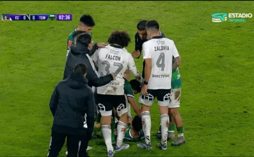 El cruce entre Gustavo Quinteros y Maximiliano Falcón en Colo Colo. Foto: TNT Sports