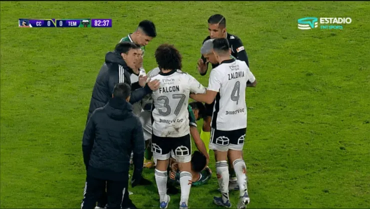 El cruce entre Gustavo Quinteros y Maximiliano Falcón en Colo Colo. Foto: TNT Sports