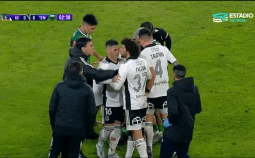 El cruce entre Gustavo Quinteros y Maximiliano Falcón en Colo Colo. Foto: TNT Sports