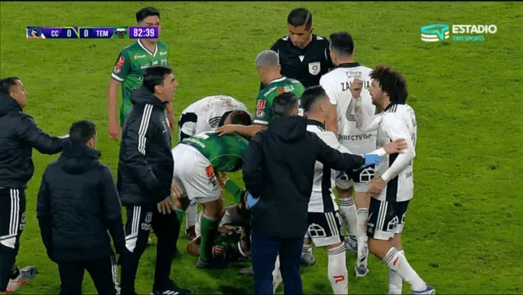 El cruce entre Gustavo Quinteros y Maximiliano Falcón en Colo Colo. Foto: TNT Sports