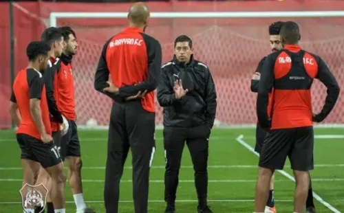 Nicolás Córdova da instrucciones a James Rodríguez y compañía. | Foto: Al-Rayyan