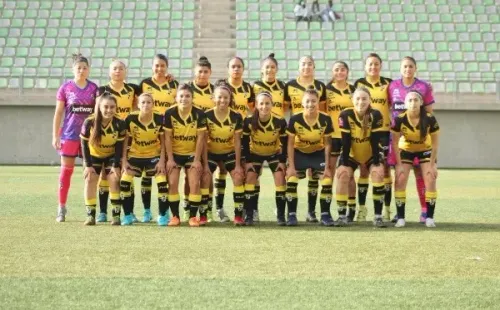 El plantel aurinegro que venció a Copiapó. (Macarena Carvajal Garcías)