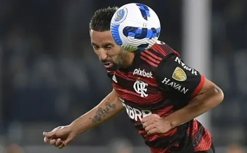 CORDOBA, ARGENTINA - MAY 04: Mauricio Isla of Flamengo heads the ball against Hector Fertoli of Talleres during a match between Talleres and Flamengo as part of Copa CONMEBOL Libertadores 2022 at Mario Alberto Kempes Stadium on May 04, 2022 in Cordoba, Argentina. (Photo by Hernan Cortez/Getty Images)-Not Released (NR)