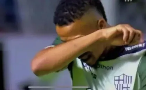 Byron Castillo se retiró llorando de la cancha y vivió su momento más difícil tras la denuncia de Chile a Ecuador. Foto: GolTV