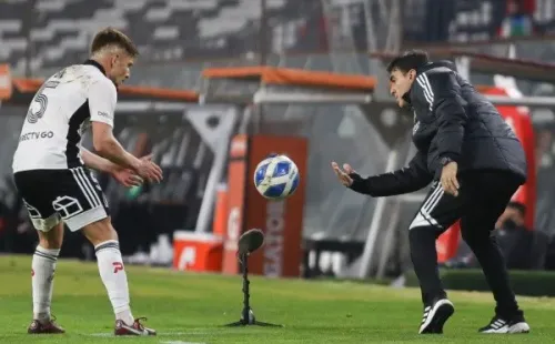 Gustavo Quinteros está aburrido de esperar refuerzos y le tiró la oreja a la directiva de Colo Colo. Foto: Agencia Uno
