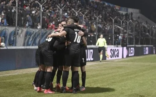 Benegas y sus compañeros celebran el gol de Cazares. | Foto: Independiente