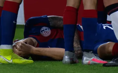 San Lorenzo reclamó que la desesperada salvada de Cristopher Toselli era para expulsión por la voladora entrada aMalcom Braida.