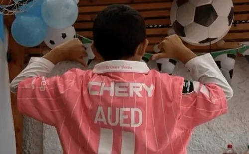 El pequeño Luciano con la camiseta de Aued.