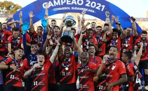 Athletico Paranaense fue campeón en 2021: la final 2022 se traslada a Córdoba con Colo Colo y la UC queriendo alcanzarla.