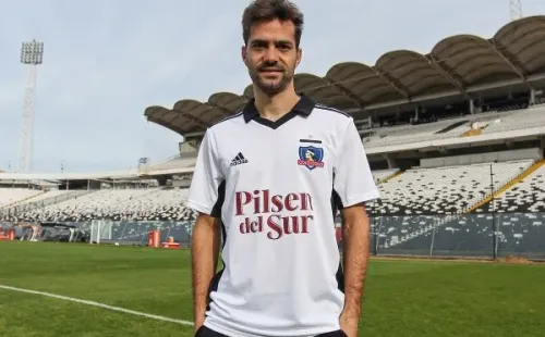 Con mucha alegría con la camiseta del Cacique en el Monumental.