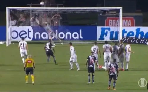 El espectacular tiro libre de Palacios.