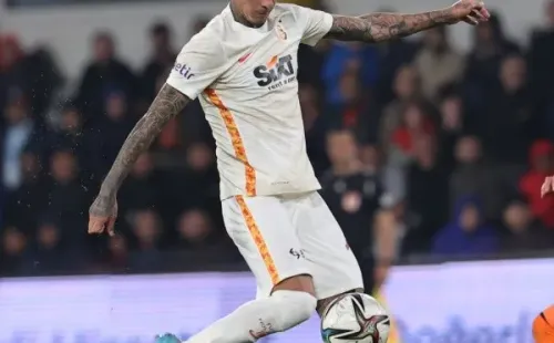 Pulgar deja Galatasaray, pero todo indica que no regresará a Fiorentina.