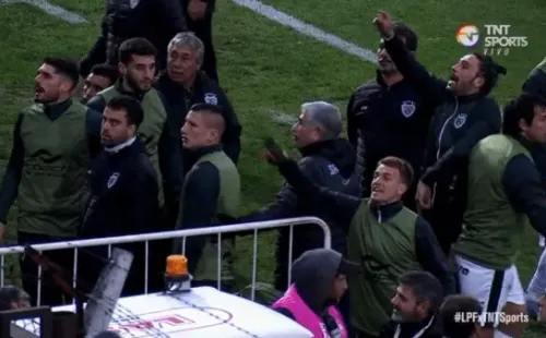 Los futbolistas de Sarmiento identificaron al desubicado. (Foto: Captura TNT Sports)