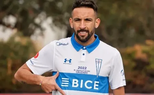 A pesar de haber reconocido su fanatismo por la U, Mauricio Isla posó feliz en su regreso al club que lo formó, la UC. | Foto: Agencia Uno