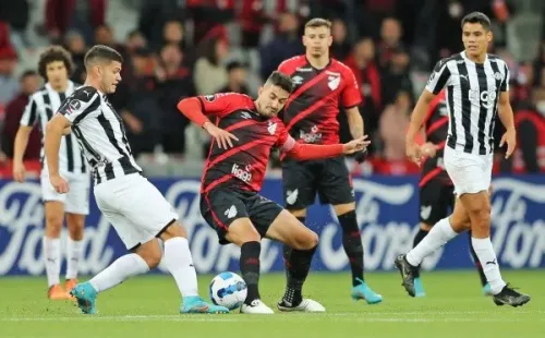 Paranaense y Libertad animaron un entretenido duelo por Copa Libertadores. | Foto: Getty