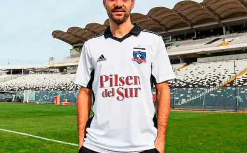 Agustín Bouzat ya luce la camiseta del Cacique como su flamante refuerzo. Foto: Colo Colo.
