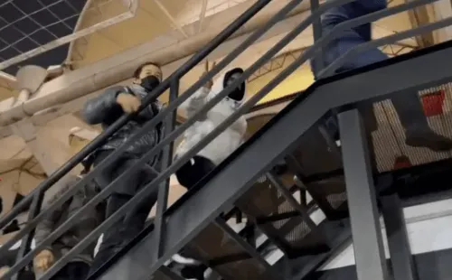 Arturo Vidal recibió el cariño de los hinchas en el estadio Monumental y aumentó los rumores de un retorno a Colo Colo. Foto: DaleAlbo.