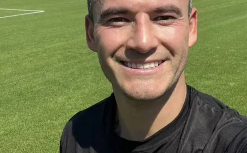 Charles Aránguiz llegó tres días tarde al entrenamiento por problemas de vuelo, pero el Leverkusen está feliz y lo mandó a sacarse una selfie para compartirla.