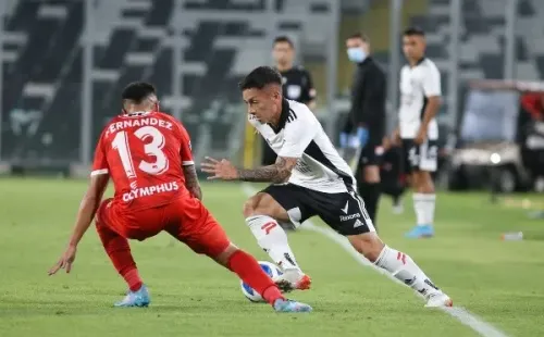 Matías Fernández enfrenta a Cristián Zavala en el estadio Monumental.