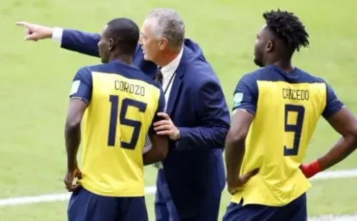 Gustavo Alfaro le da indicaciones a Janner Corozo y Jordy Caicedo en el duelo que Ecuador le ganó a Venezuela en la fecha 13 de las Clasificatorias rumbo al Mundial de Qatar 2022.