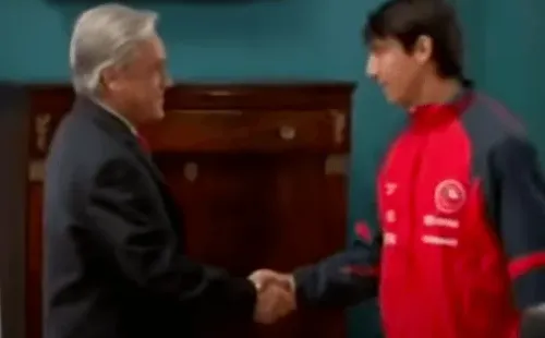 Este fue el momento en que Pablo Contreras saludó a Sebastián Piñera en La Moneda. Foto: YouTube