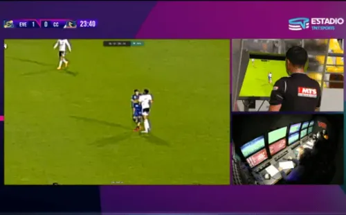 Por esta jugada, Esteban Pavez vio la tarjeta roja y fue expulsado de Colo Colo ante Everton. Foto: TNT Sports