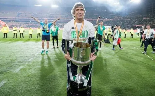 SEVILLA, SPAIN - APRIL 23: coach Manuel Pellegrini of Real Betis with the Copa del Rey Trophy during the Spanish Copa del Rey  match between Real Betis Sevilla v Valencia at the Estadio La Cartuja on April 23, 2022 in Sevilla Spain (Photo by David S. Bustamante/Soccrates/Getty Images)