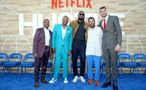 Jaleel White, Kenny Smith, LeBron James, Adam Sandler y Juancho Hernangómez en el estreno de Hustle. | Foto: Getty