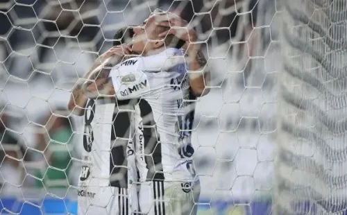 Sasha festeja su gol y le da crédito a Eduardo Vargas por su asistencia en el triunfo del Mineiro contra Juventude.