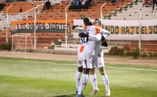Waterman celebra junto a Lezcano, los autores de los goles (Agencia Uno)