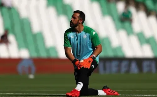 Claudio Bravo se sumará unos días más tarde a la pretemporada del Betis, que comienza el 4 de julio. Foto: Getty Images.