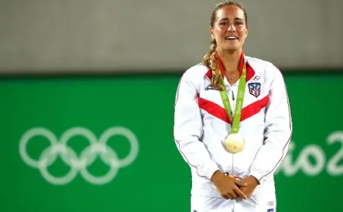 Mónica Puig (Puerto Rico) festeja la medalla de oro que ganó en el tenis individual femenino de los Juegos Olímpicos de Río de Janeiro. Foto: Getty Image.
