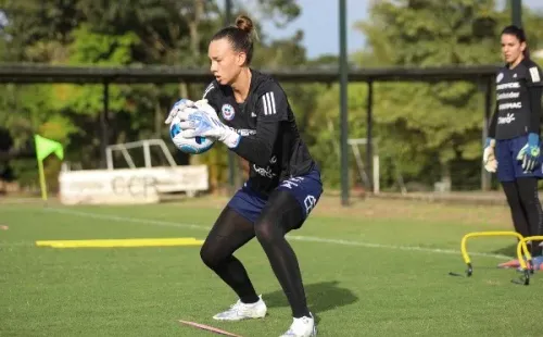 Tiane Endler en el entrenamiento de la Roja en Colombia
