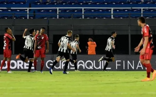 Pese a la asistencia de Marcelo Díaz, Libertad se quedó en el camino y fue eliminado por Athletico Paranaense de la Copa Libertadores. Foto: Comunicaciones Libertad