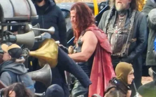 Este será el extravagante look de Hemsworth para Furiosa.(Foto: Daily Mail)