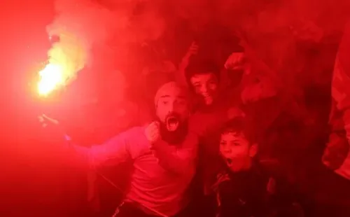Hinchas del Inter de Porto Alegre hicieron un mar rojo para recibir al equipo previo al duelo con Colo Colo. Foto: Comunicaciones Inter de Porto Alegre.