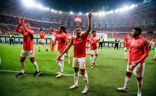 Inter de Porto Alegre celebra la clasificación a los cuartos de final de la Copa Sudamericana tras golear a Colo Colo.