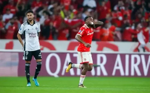 Edenilson celebra el gol que le convirtió a Colo Colo en la abultada victoria de Inter de Porto Alegre.