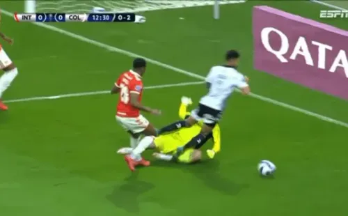 El penal a Juan Martín Lucero que el dio el gol a Colo Colo ante el Inter de Porto Alegre. Foto: ESPN