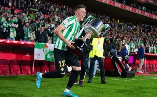 Joaquín Sánchez corre feliz con el trofeo de la Copa del Rey que el Betis le ganó al Valencia en los penales.