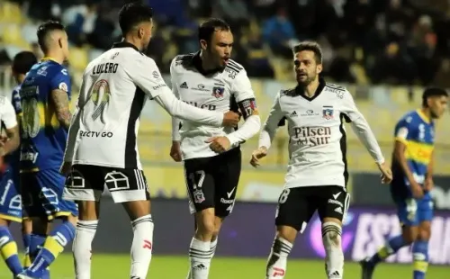 Juan Martín Lucero, Agustín Bouzat y Gabriel Suazo celebran el penal que el capitán de Colo Colo le convirtió a Everton.