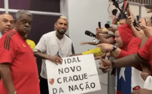 Arturo Vidal ya siente el calor de la hinchada rojinegra.