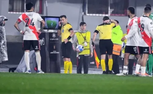 BUENOS AIRES, ARGENTINA - JULY 06: Referee Roberto Tobar checks River Plate's goal with VAR during a Copa Libertadores round of sixteen second leg match between Velez and River Plate at Estadio Monumental Antonio Vespucio Liberti on July 06, 2022 in Buenos Aires, Argentina. (Photo by Rodrigo Valle/Getty Images)-Not Released (NR)