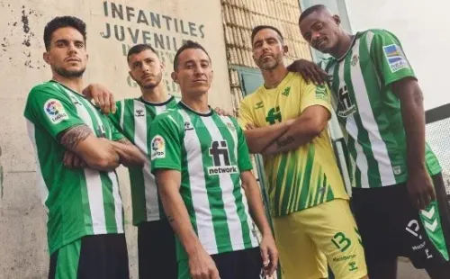 Claudio Bravo ya viste la nueva camiseta del Real Betis para la próxima temporada. Foto: Comunicaciones Betis.